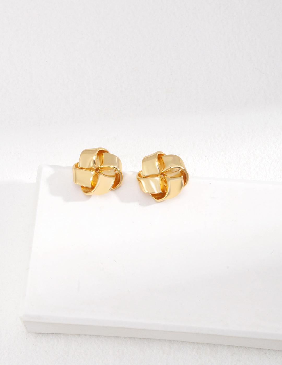 Shiny Gold Knot Earrings E01116-2